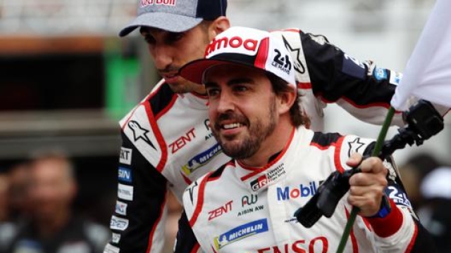 Fernando Alonso, 38 anni, festeggia la vittoria alla 24 Ore di Le Mans. Getty