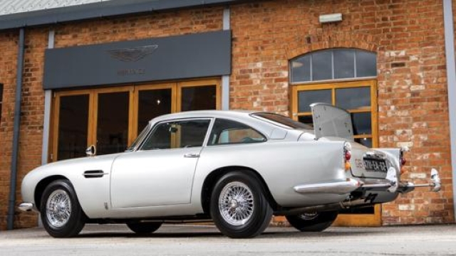 La Aston Martin DB5 di 007 con gli accessori dell’agente segreto