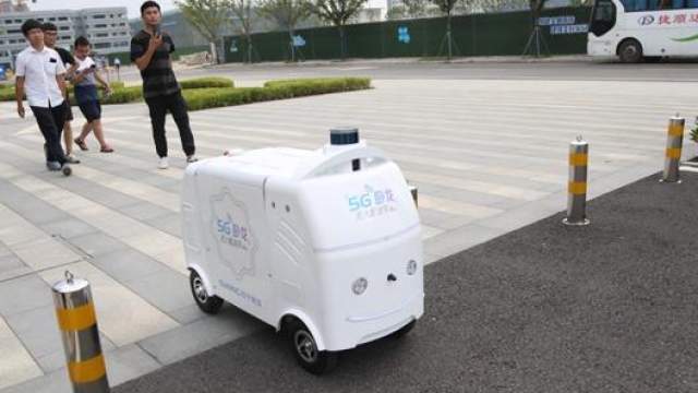 Il piccolo veicolo a guida autonoma entrato in servizio in Cina nella provincia orientale di Jiangsu