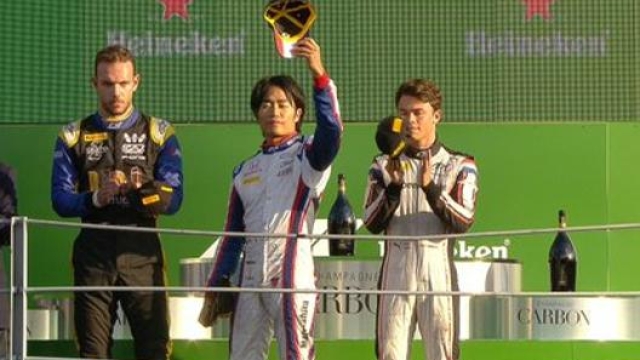 Il podio di gara-1 di F.2: il vincitore Matsushita fra Ghiotto e de Vries