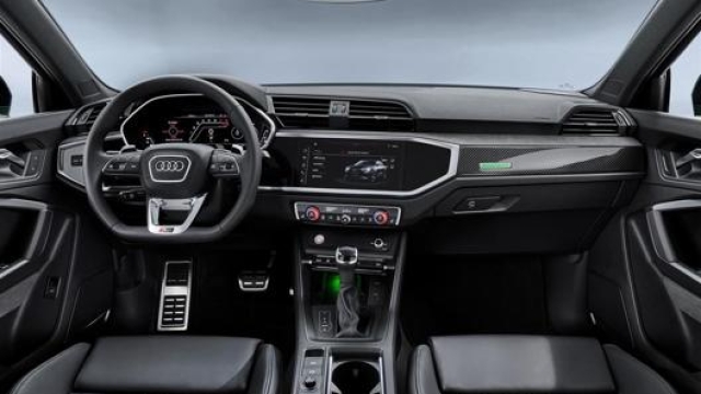 Gli interni Audi con il caratteristico schermo tattico centrale inclinato verso il guidatore