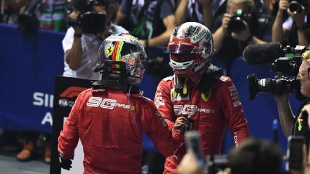 La stretta di mano tra Leclerc e Vettel