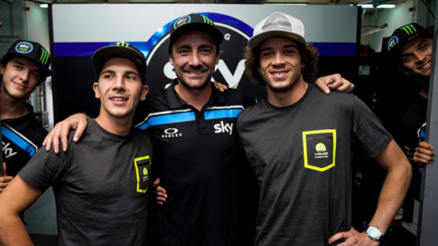 Migno e Bezzecchi sorridenti nel box Sky Racing Team VR46