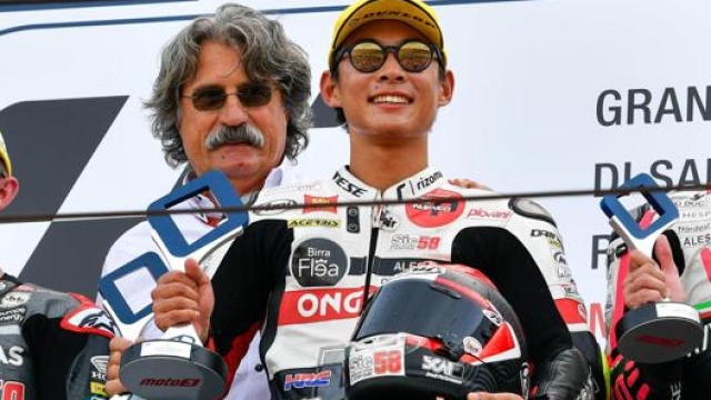Paolo Simoncelli e Tatsuki Suzuki sul podio di Misano. Ansa