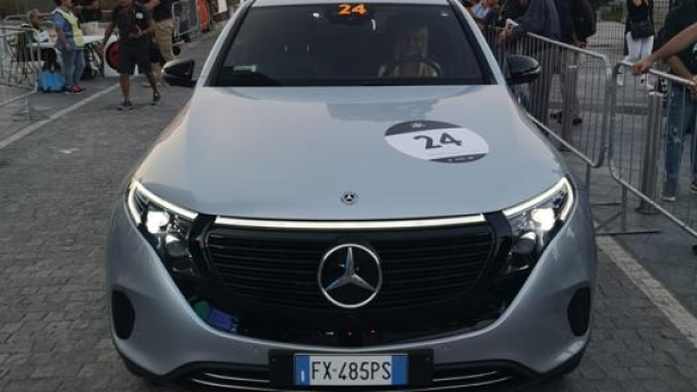 Savina Confaloni in partenza con la sua Mercedes Eqc da Milano per Lainate