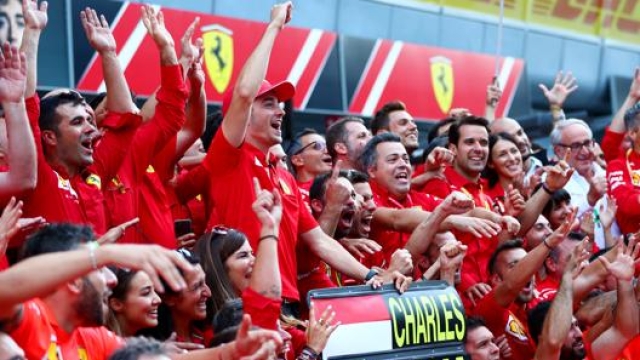 Leclerc festeggia con la Ferrari dopo la vittoria