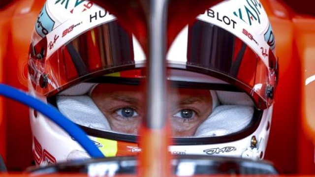 Sebastian Vettel concentrato nell’abitacolo della sua Ferrari. Epa