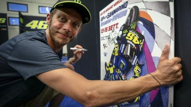 Valentino Rossi firma il poster del GP di San Marino.