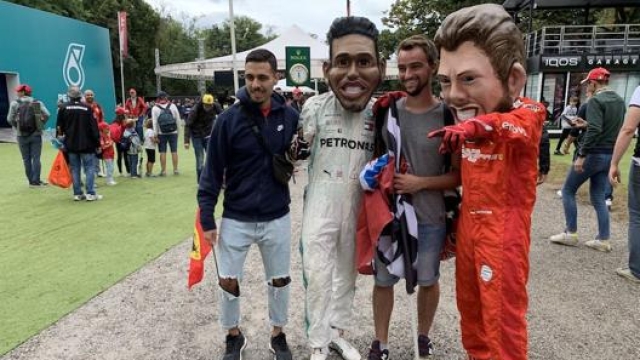 Alcuni tifosi posano con le mascotte di Vettel e Hamilton