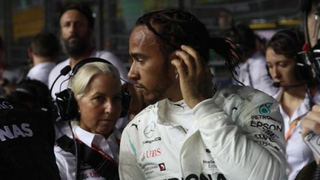 Lewis Hamilton sconsolato dopo la gara. LaPresse