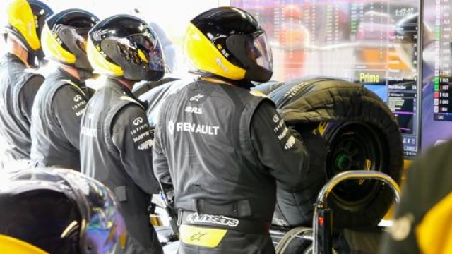 I meccanici Renault aspettano l’arrivo ai box di Daniel Ricciardo