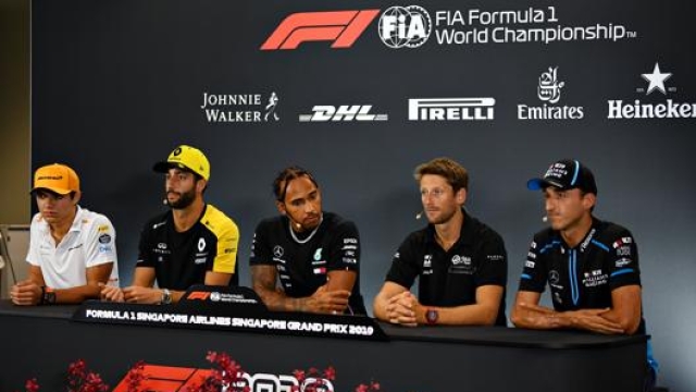 Kubica (primo a sinistra) durante la conferenza pre-Singapore. Getty Images