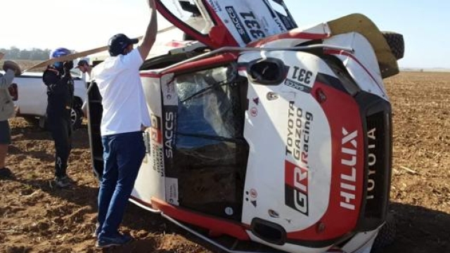 La Toyota di Alonso-Coma dopo il ribaltamento in Sudafrica. Facebook