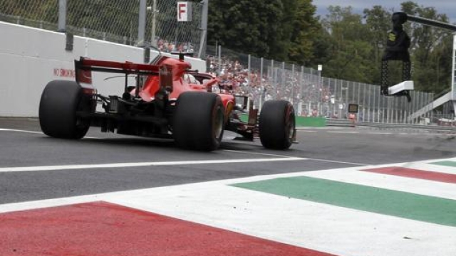 La Ferrari di Vettel pronta a scendere in pista nello scorso GP d'Italia. AP