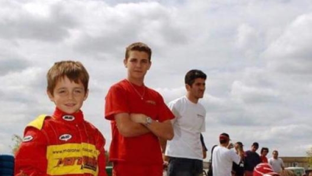 Una foto di Charles Leclerc, in primo piano, a 8 anni. Alle sue spalle, in piedi, il suo grande amico Jules Bianchi.