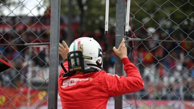 Vettel saluta i tifosi. LaPresse