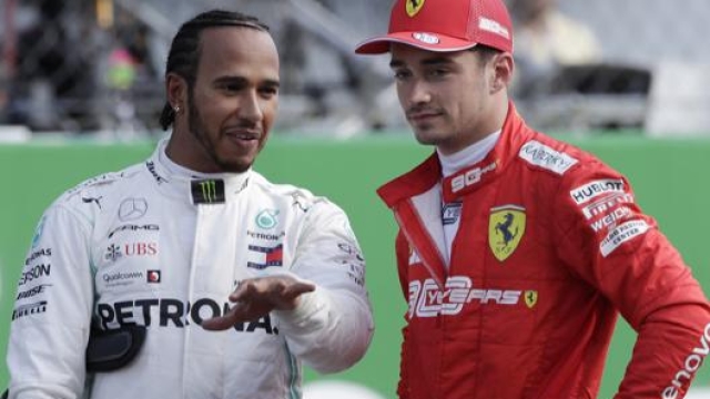Lewis Hamilton con Charles Leclerc. Ap