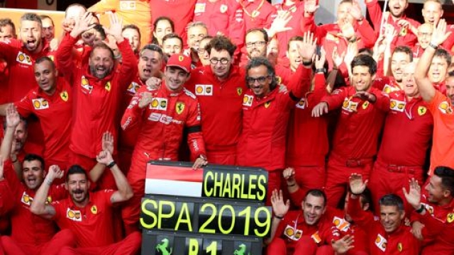 Il team Ferrari celebra la vittoria di Charles Leclerc a Spa. Getty