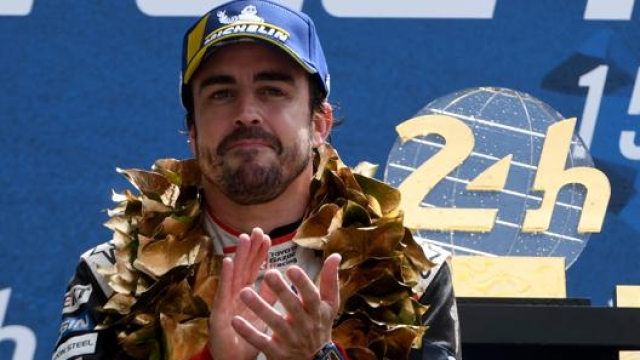 Fernando Alonso sorridente dopo la vittoria alla 24 ore di Le Mans 2019. Afp