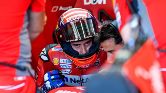 Andrea Dovizioso ai box Ducati. Ansa