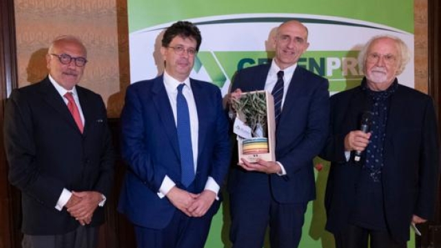 Il direttore generale di Groupe Psa Italia Gaetano Thorel riceve il Green Prix 2019
