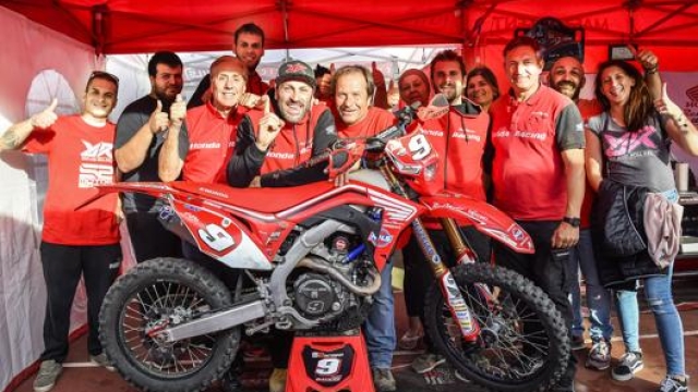 Alex Salvini (Honda-RedMoto) festeggia col team