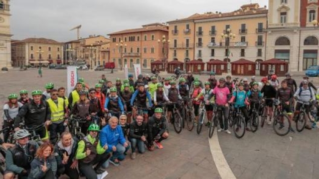 21 settembre 2019, gruppo di partenti delle pedalata "6A per il centro Italia" in Piazza del Duomo a L'Aquila