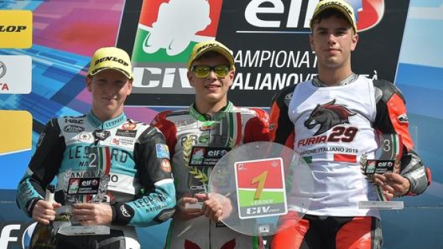 Nicholas Spinelli, a destra, campione CIV Moto3, sul podio con Joel Kelso e Alberto Surra, al centro
