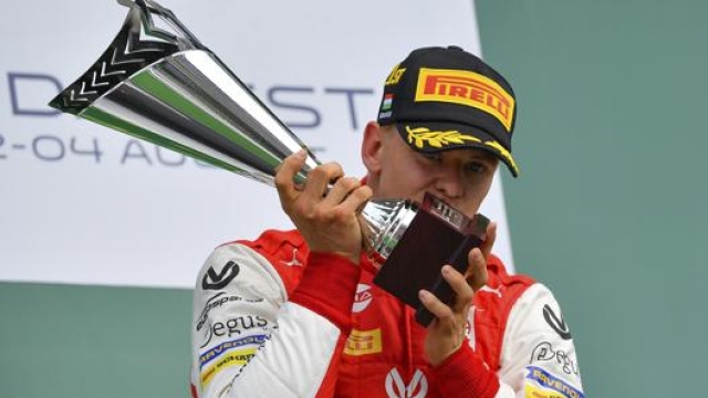 Mick Schumacher festeggia la vittoria in gara 2 al'Hungaroring con la Prema Racing. AP