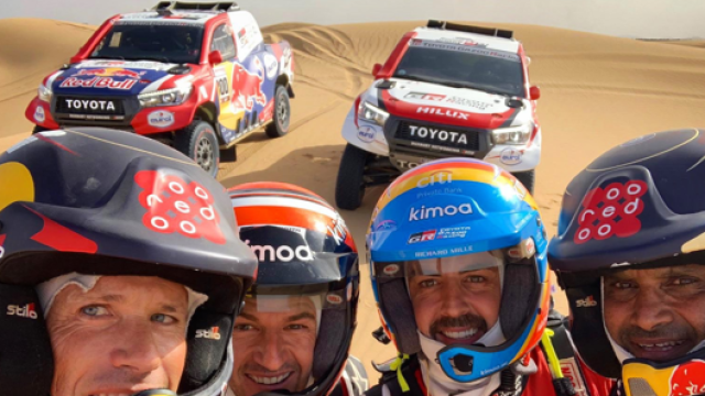 Alonso (secondo da destra) sorridente al Rally del Marocco