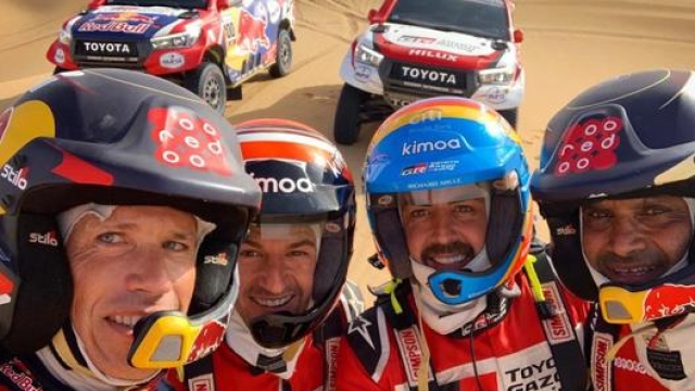 Fernando Alonso (secondo da destra) pronto alla sfida Toyota in Marocco