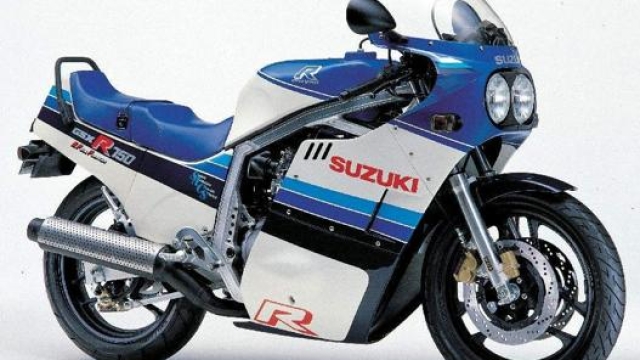 Una Suzuki GSX-R 750, il raffreddamento a liquido arrivò nel 1992