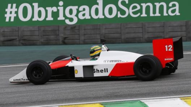 Bruno Senna, con il casco di Ayrton, guida la monoposto dello zio