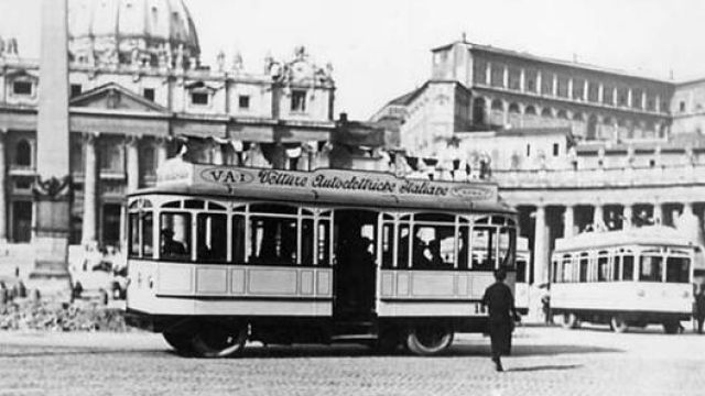 Piazza San Pietro a Roma. con i primi bus elettrici in circolazione nella capitale