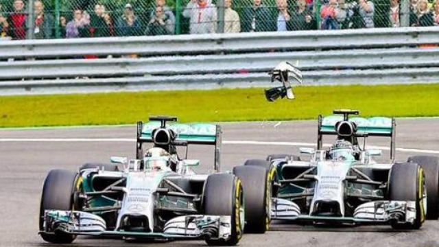 Il contatto tra Rosberg (dietro) ed Hamilton (davanti) a Spa nel 2014