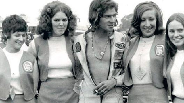 Le ragazze in circuito erano spesso fotografate al fianco del giovane e aitante pilota inglese, che non ha mai disdegnato gli avvicinamenti con il gentil sesso