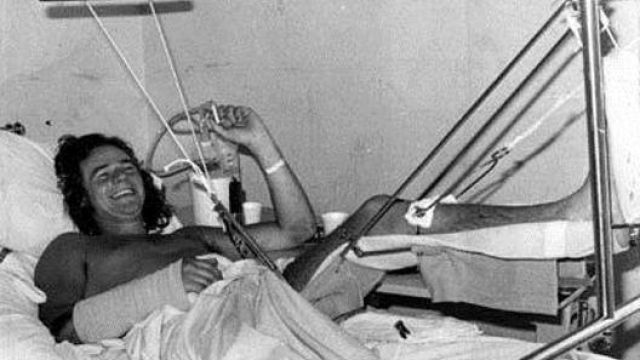 Sheene dopo uno dei suoi tantissimi incidenti, in particolare un volo a Daytona quando nel 1975 dopo una caduta sulla sopraelevata che gli procurò fratture in tutto il corpo a causa dell’esplosione della ruota posteriore