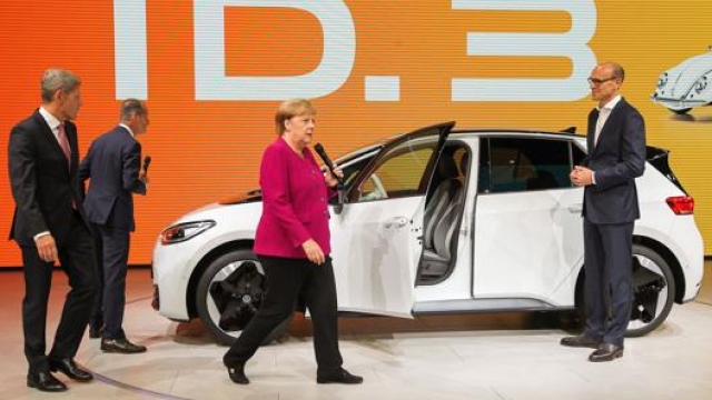 Angela Merkel al salone di Francoforte. Afp