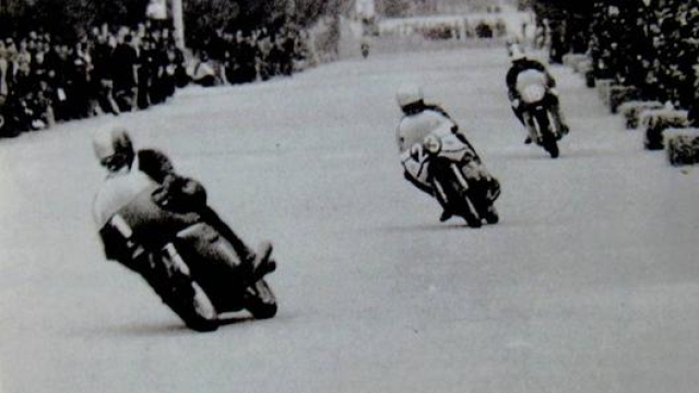 Provini (Benelli) in lotta con Grassetti (Morini) e Ramon Torras (Bultaco)