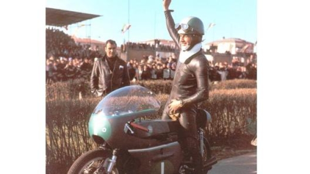 Provini trionfa con la nuova Benelli nera al debutto a Modena nel 1965