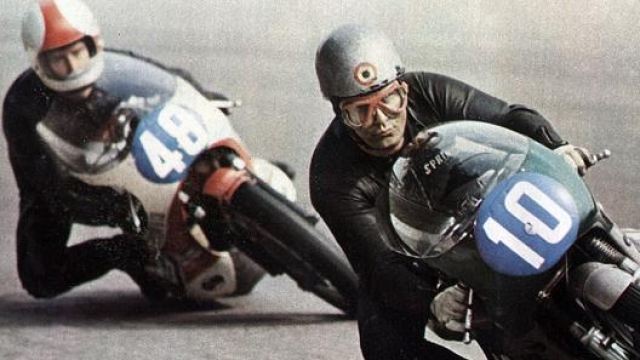 Silvio Grassetti Mz ufficiale davanti a Saarinen sulla Yamaha nella 350 a Monza, in gara tante sportellate tra i 2 campioni