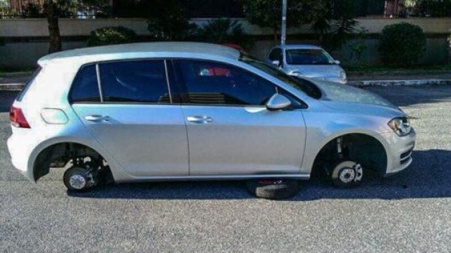 Un’auto senza ne cerchi ne gomme a seguito di un furto di pneumatici, fenomeno fortunatamente in contrazione