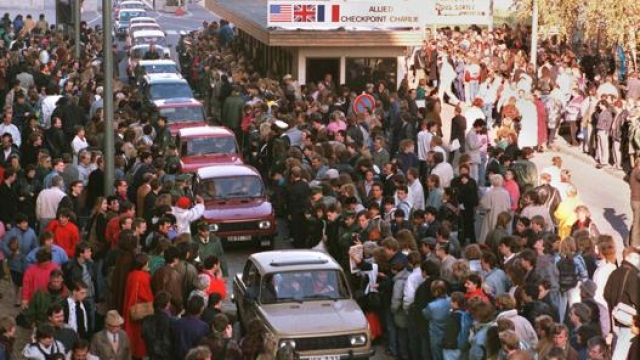 È il 10 novembre 1989 quando una fila di Trabant passa al checkpoint Charlie di Berlino. Salom