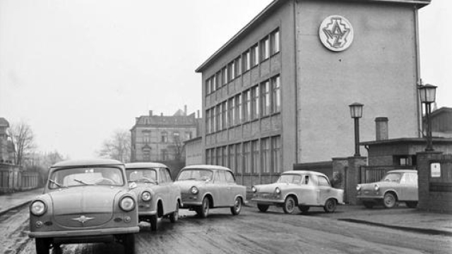 Le Trabant mentre escono dalla fabbrica di Zwickau nel 1958. Schmidt