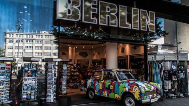 Oggi la Trabant è un’attrazione turistica, come questo esemplare davanti ad un negozio di Berlino nell’Alexanderplatz