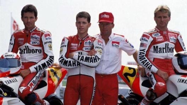 Il team Yamaha Marbloro del 1990 gestito da Kenny Roberts con i due piloti Lawson e Rainey schierati in 500cc e al centro il giovane Kocinski che correva in 250cc