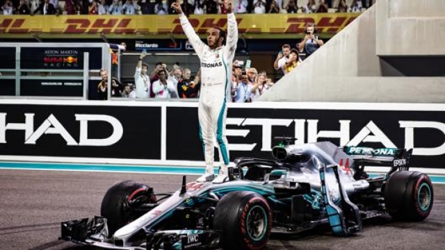 Lewis Hamilton pronto a salutare il pubblico di Abu Dhabi da campione del mondo. Getty