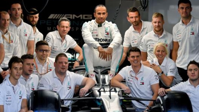 Lewis Hamilton posa coi ragazzi del suo team. Afp