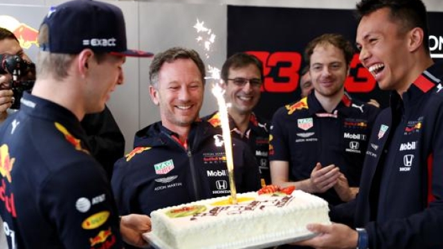 Compleanno n.46 per Christian Horner, qui tra Verstappen e Albon ai box di Interlagos. Getty