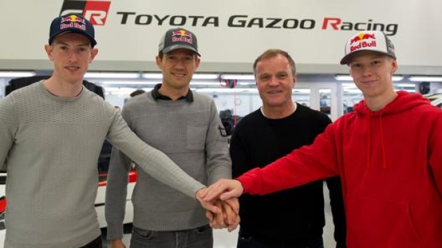 La nuova formazione Toyota per il mondiale rally: da sinistra, Evans, Ogier, il team manager Makinen e Rovanpera